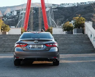 Vermietung Toyota Camry. Komfort, Premium Fahrzeug zur Miete in Georgien ✓ Kaution Keine Kaution ✓ Versicherungsoptionen KFZ-HV, TKV, VKV Plus, VKV Komplett, Insassen, Diebstahlschutz.