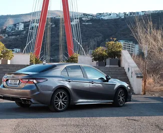 Benzin 2,5L Motor von Toyota Camry 2021 zur Miete in Tiflis.