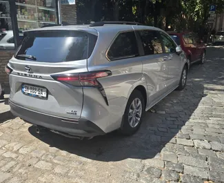 Toyota Sienna 2023 mit Antriebssystem Allradantrieb, verfügbar in Tiflis.
