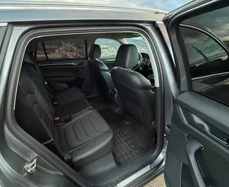 Innenraum von Skoda Kodiaq zur Miete in Georgien. Ein großartiges 5-Sitzer Fahrzeug mit Automatisch Getriebe.