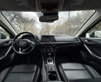 Innenraum von Mazda 6 zur Miete in Georgien. Ein großartiges 5-Sitzer Fahrzeug mit Automatisch Getriebe.