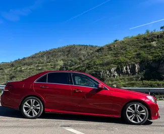 Mercedes-Benz E350 2015 zur Miete verfügbar in Tiflis, mit Kilometerbegrenzung unbegrenzte.