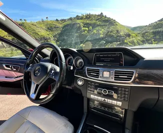 Innenraum von Mercedes-Benz E350 zur Miete in Georgien. Ein großartiges 7-Sitzer Fahrzeug mit Automatisch Getriebe.