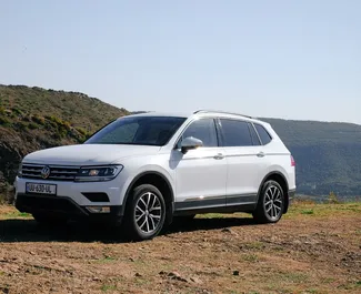 Frontansicht eines Mietwagens Volkswagen Tiguan in Tiflis, Georgien ✓ Auto Nr.14657. ✓ Automatisch TM ✓ 0 Bewertungen.