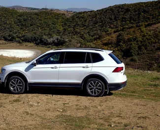 Vermietung Volkswagen Tiguan. Komfort, Crossover Fahrzeug zur Miete in Georgien ✓ Kaution Keine Kaution ✓ Versicherungsoptionen KFZ-HV, TKV, VKV Plus, VKV Komplett, Insassen, Diebstahlschutz.