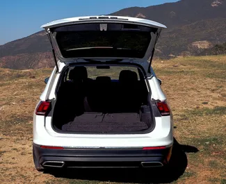 Innenraum von Volkswagen Tiguan zur Miete in Georgien. Ein großartiges 7-Sitzer Fahrzeug mit Automatisch Getriebe.
