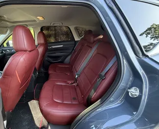 Innenraum von Mazda CX-5 zur Miete in Georgien. Ein großartiges 5-Sitzer Fahrzeug mit Automatisch Getriebe.