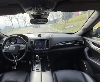 Innenraum von Maserati Levante S zur Miete in Georgien. Ein großartiges 5-Sitzer Fahrzeug mit Automatisch Getriebe.