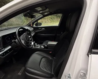 Benzin 2,5L Motor von Kia Sportage 2022 zur Miete in Tiflis.