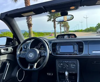 Innenraum von Volkswagen Beetle Cabrio zur Miete in Georgien. Ein großartiges 5-Sitzer Fahrzeug mit Automatisch Getriebe.