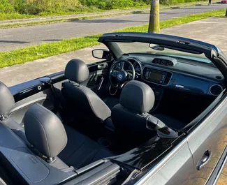 Volkswagen Beetle Cabrio 2015 mit Antriebssystem Heckantrieb, verfügbar in Tiflis.