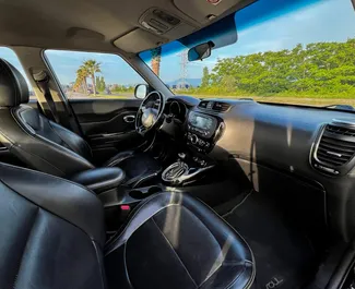 Innenraum von Kia Soul zur Miete in Georgien. Ein großartiges 5-Sitzer Fahrzeug mit Automatisch Getriebe.