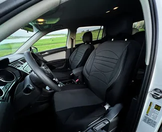 Innenraum von Volkswagen Tiguan zur Miete in Georgien. Ein großartiges 7-Sitzer Fahrzeug mit Automatisch Getriebe.