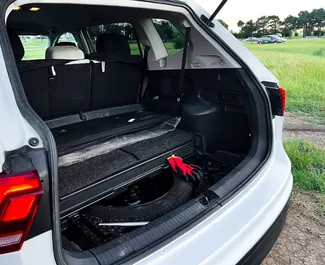 Volkswagen Tiguan 2018 mit Antriebssystem Frontantrieb, verfügbar in Tiflis.