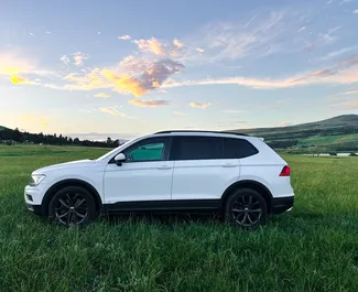 Mietwagen Volkswagen Tiguan 2018 in Georgien, mit Benzin-Kraftstoff und 180 PS ➤ Ab 159 GEL pro Tag.