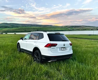 Benzin 2,0L Motor von Volkswagen Tiguan 2018 zur Miete in Tiflis.