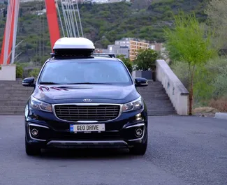 Frontansicht eines Mietwagens Kia Carnival in Tiflis, Georgien ✓ Auto Nr.14666. ✓ Automatisch TM ✓ 0 Bewertungen.