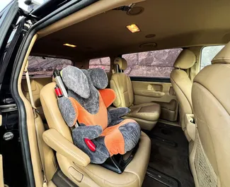 Innenraum von Kia Carnival zur Miete in Georgien. Ein großartiges 9-Sitzer Fahrzeug mit Automatisch Getriebe.