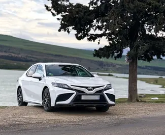 Frontansicht eines Mietwagens Toyota Camry in Tiflis, Georgien ✓ Auto Nr.14654. ✓ Automatisch TM ✓ 0 Bewertungen.