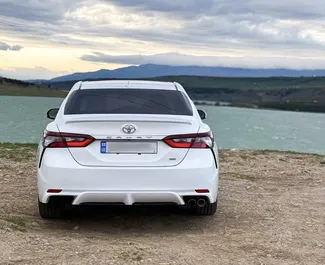 Benzin 2,5L Motor von Toyota Camry 2021 zur Miete in Tiflis.