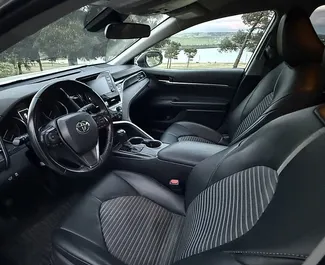 Innenraum von Toyota Camry zur Miete in Georgien. Ein großartiges 5-Sitzer Fahrzeug mit Automatisch Getriebe.
