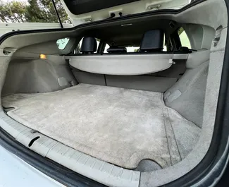 Innenraum von Toyota Prius zur Miete in Georgien. Ein großartiges 5-Sitzer Fahrzeug mit Automatisch Getriebe.