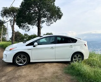 Mietwagen Toyota Prius 2013 in Georgien, mit Hybride-Kraftstoff und 136 PS ➤ Ab 65 GEL pro Tag.