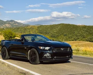 Frontansicht eines Mietwagens Ford Mustang Cabrio in Tiflis, Georgien ✓ Auto Nr.14669. ✓ Automatisch TM ✓ 0 Bewertungen.