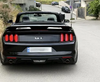 Ford Mustang Cabrio 2014 mit Antriebssystem Heckantrieb, verfügbar in Tiflis.