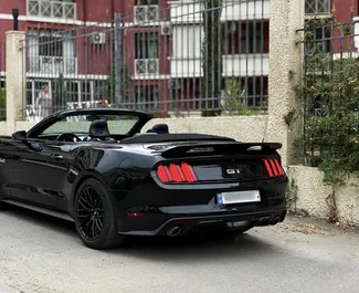 Innenraum von Ford Mustang Cabrio zur Miete in Georgien. Ein großartiges 4-Sitzer Fahrzeug mit Automatisch Getriebe.