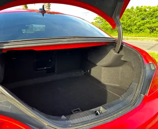 Innenraum von Mercedes-Benz CLA-Class zur Miete in Georgien. Ein großartiges 5-Sitzer Fahrzeug mit Automatisch Getriebe.