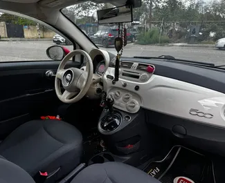 Innenraum von Fiat 500 zur Miete in Georgien. Ein großartiges 2-Sitzer Fahrzeug mit Automatisch Getriebe.