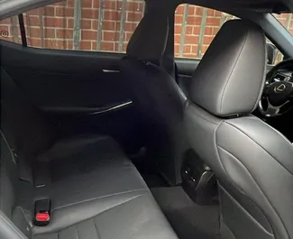 Lexus IS300 2019 mit Antriebssystem Frontantrieb, verfügbar in Tiflis.