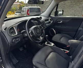 Benzin 2,4L Motor von Jeep Renegade 2018 zur Miete in Tiflis.