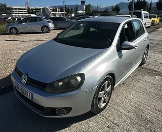 Frontansicht eines Mietwagens Volkswagen Golf 6 am Flughafen von Tirana, Albanien ✓ Auto Nr.14840. ✓ Schaltgetriebe TM ✓ 0 Bewertungen.