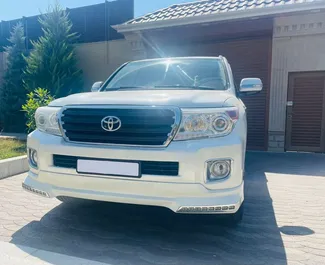 Frontansicht eines Mietwagens Toyota Land Cruiser 200 in Baku, Aserbaidschan ✓ Auto Nr.12183. ✓ Automatisch TM ✓ 0 Bewertungen.