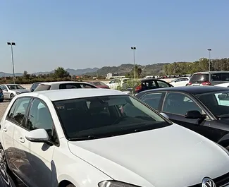 Frontansicht eines Mietwagens Volkswagen Golf 7 am Flughafen von Tirana, Albanien ✓ Auto Nr.14848. ✓ Automatisch TM ✓ 0 Bewertungen.