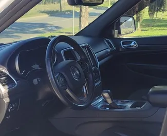 Innenraum - Jeep Grand Cherokee, 2020 zur Miete in Georgien Innenraum von Jeep Grand Cherokee zur Miete in Georgien. Ein großartiges 5-Sitzer Fahrzeug mit Automatisch Getriebe.
