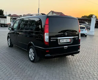 Frontansicht eines Mietwagens Mercedes-Benz Vito in Tirana, Albanien ✓ Auto Nr.14958. ✓ Schaltgetriebe TM ✓ 0 Bewertungen.