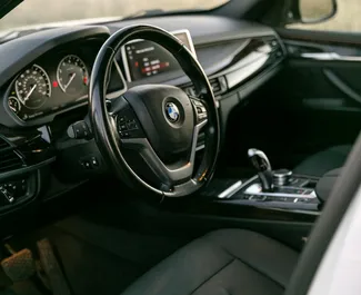 Hybride 2,0L Motor von BMW X5 2017 zur Miete in Tiflis.