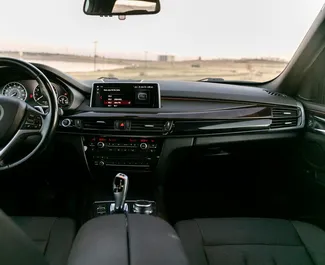 Vermietung BMW X5. Premium, Crossover Fahrzeug zur Miete in Georgien ✓ Kaution Einzahlung von 500 GEL ✓ Versicherungsoptionen KFZ-HV, TKV.