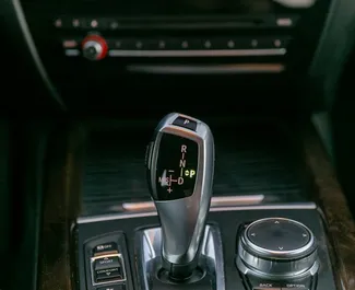 Innenraum von BMW X5 zur Miete in Georgien. Ein großartiges 5-Sitzer Fahrzeug mit Automatisch Getriebe.