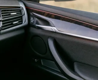 BMW X5 2017 mit Antriebssystem Allradantrieb, verfügbar in Tiflis.