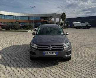 Frontansicht eines Mietwagens Volkswagen Tiguan in Tirana, Albanien ✓ Auto Nr.14851. ✓ Automatisch TM ✓ 0 Bewertungen.