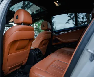 Innenraum von BMW 530d zur Miete in Georgien. Ein großartiges 5-Sitzer Fahrzeug mit Automatisch Getriebe.