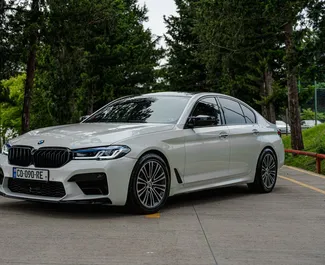 Frontansicht eines Mietwagens BMW 530d in Tiflis, Georgien ✓ Auto Nr.14939. ✓ Automatisch TM ✓ 0 Bewertungen.