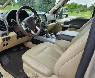 Ford F150 2020 zur Miete verfügbar in Minsk, mit Kilometerbegrenzung 300 km/Tag.