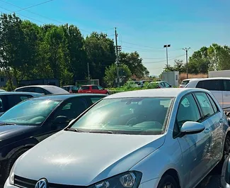 Frontansicht eines Mietwagens Volkswagen Golf 7 am Flughafen von Tirana, Albanien ✓ Auto Nr.14846. ✓ Schaltgetriebe TM ✓ 0 Bewertungen.