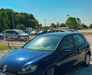 Frontansicht eines Mietwagens Volkswagen Golf 6 am Flughafen von Tirana, Albanien ✓ Auto Nr.14844. ✓ Schaltgetriebe TM ✓ 0 Bewertungen.