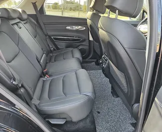 Innenraum von Genesis GV70 zur Miete in Weißrussland. Ein großartiges 5-Sitzer Fahrzeug mit Automatisch Getriebe.